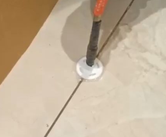 温县瓷砖空鼓维修公司专业解答瓷砖在铺贴过程中，如果没有涂抹均匀到位的粘结材料（如水泥砂浆或瓷砖胶），可能会导致以下问题